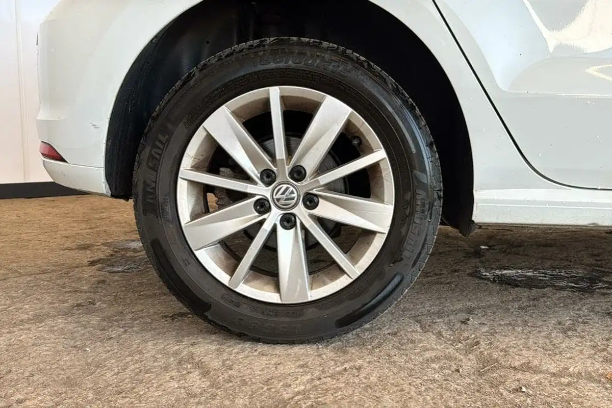 2015-volkswagen-polo-12-tsi-se-5d-big-12