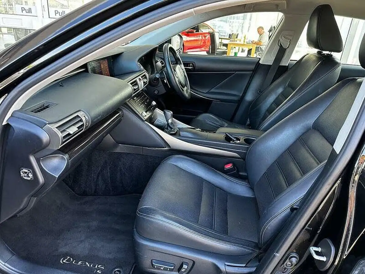 2014-lexus-is-300h-25-premier-big-26