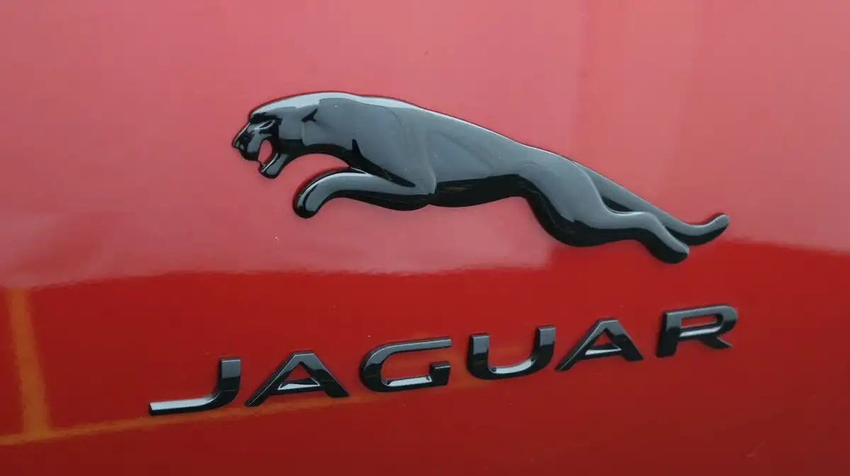2022-jaguar-i-pace-ev400-se-big-19