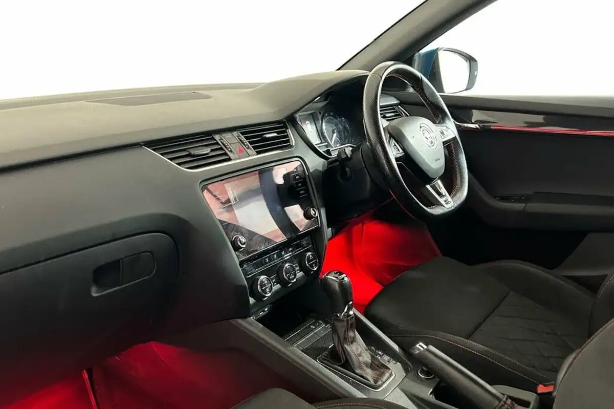 2017-skoda-octavia-20tdi-vrs-estate-dsg-big-8