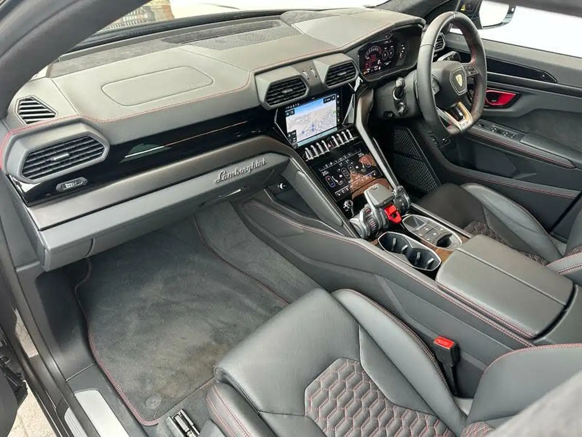 2024-lamborghini-urus-40-no-trim-big-12
