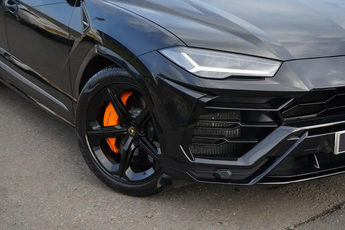 2021-lamborghini-urus-40-no-trim-big-22