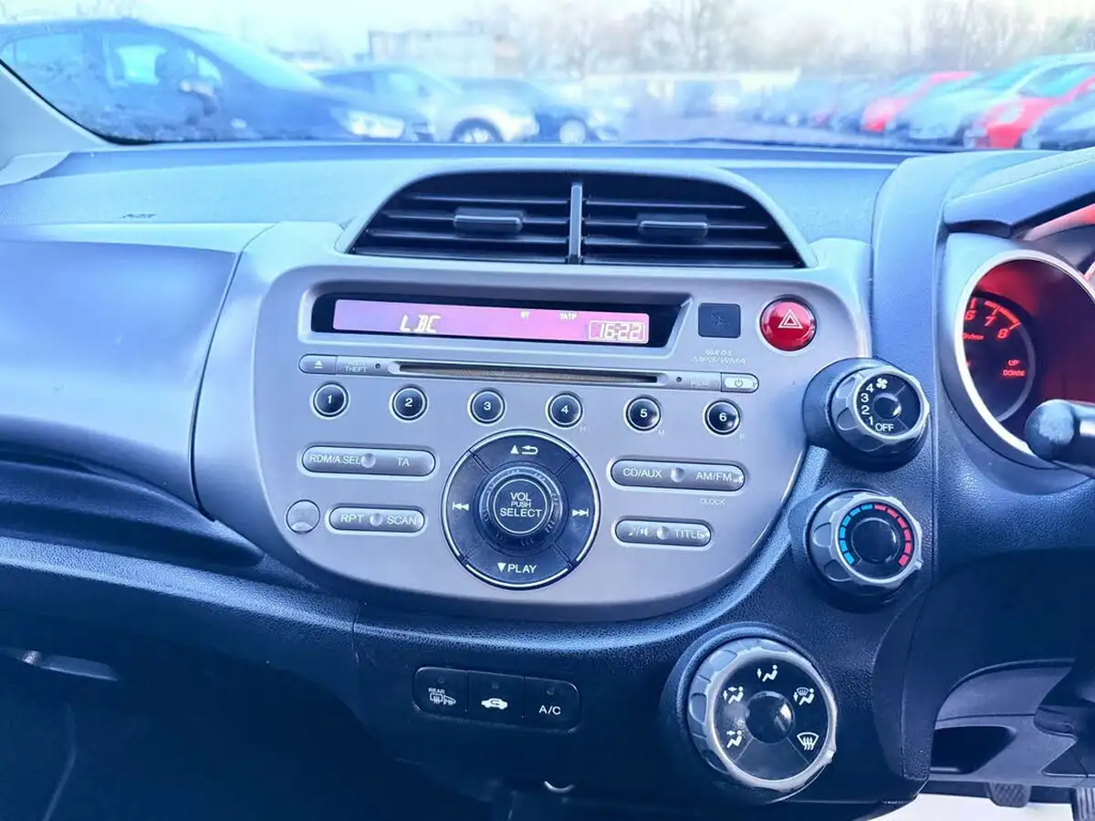 2009-honda-jazz-14-es-t-big-17
