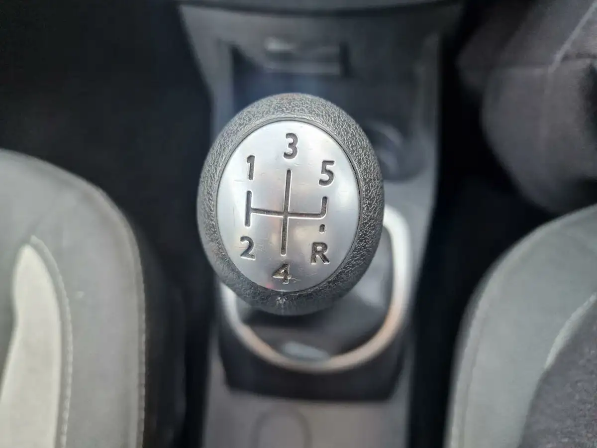 2010-renault-clio-12-i-music-16v-75bhp-hatchback-3d-big-10