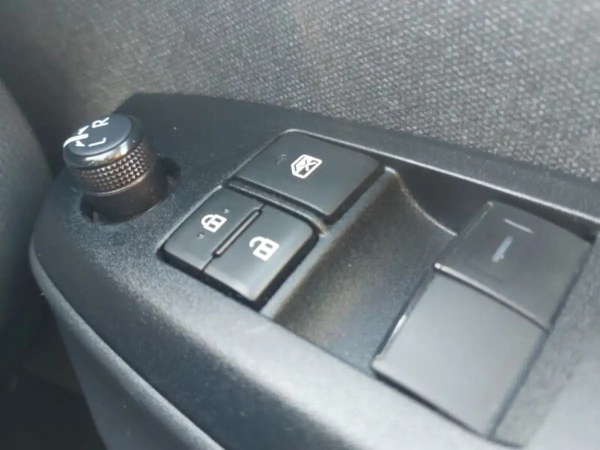 2021-toyota-yaris-15-vvt-i-icon-114bhp-hybrid-1490cc-e-cvt-big-12