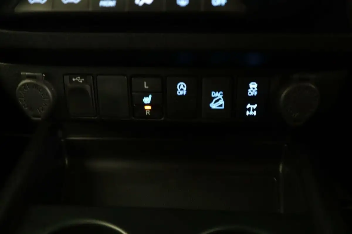 2021-toyota-hi-lux-28d-4d-invincible-x-at35-204hpeu6dt-e-big-15