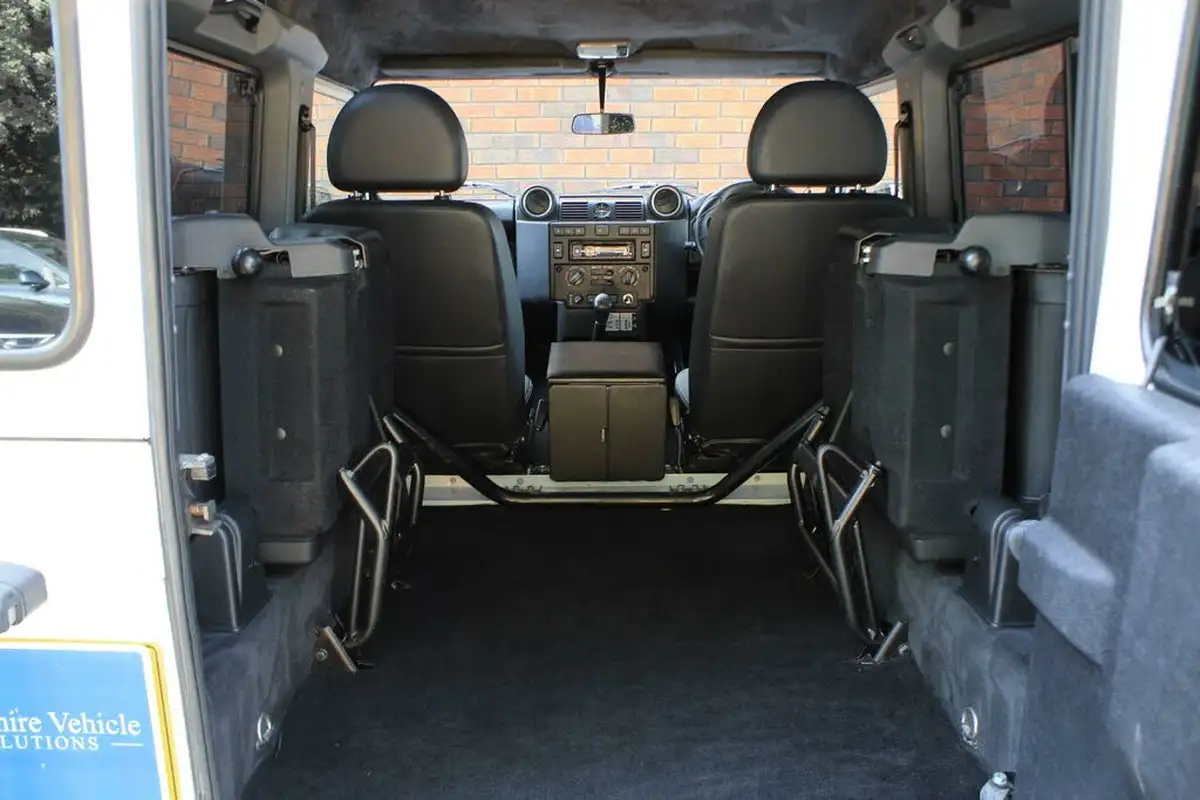 2015-land-rover-90-defender-22td-xs-station-wagon-3-drs-big-9