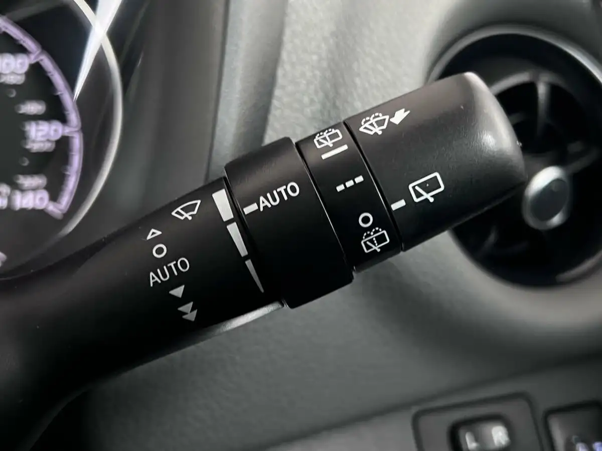 2019-toyota-yaris-15-vvt-i-icon-tech-98bhp-hybrid-1497cc-e-cvt-big-21