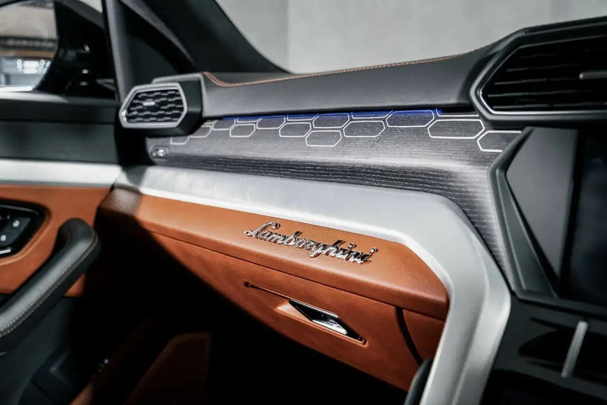 2019-lamborghini-urus-40-no-trim-big-45