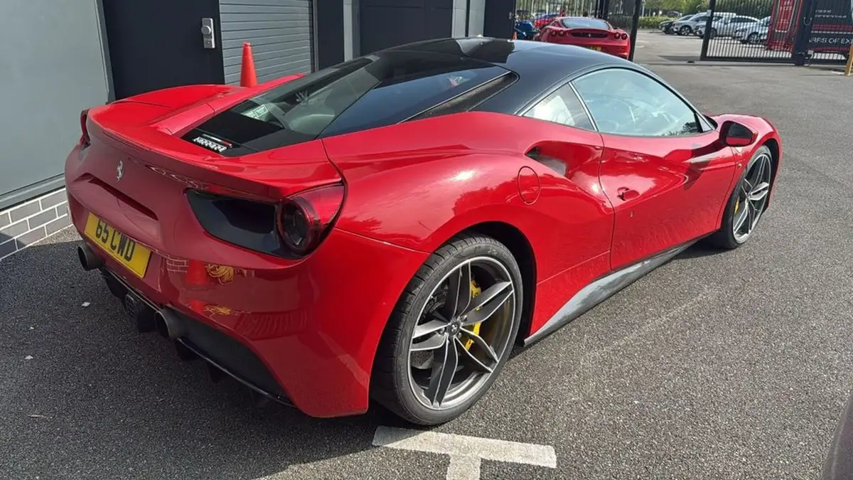 2017-ferrari-488-39-488-gtb-big-3