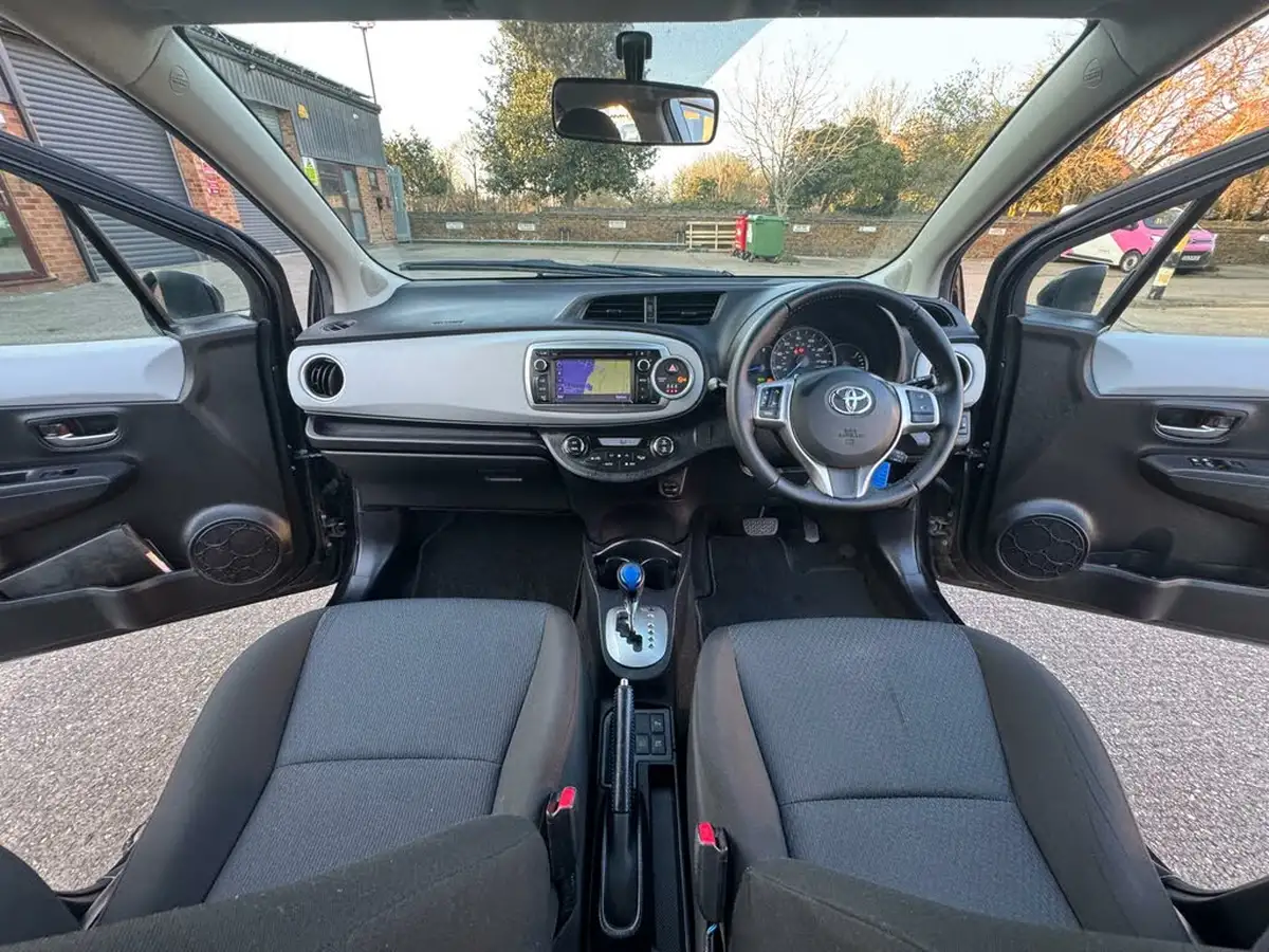 2014-toyota-yaris-15-vvt-i-icon-hybrid-big-27
