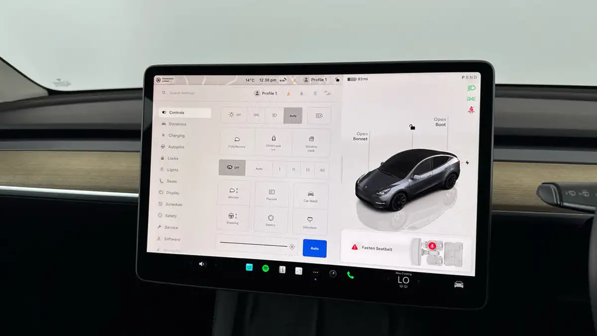 2022-tesla-model-y-e-long-range-big-15