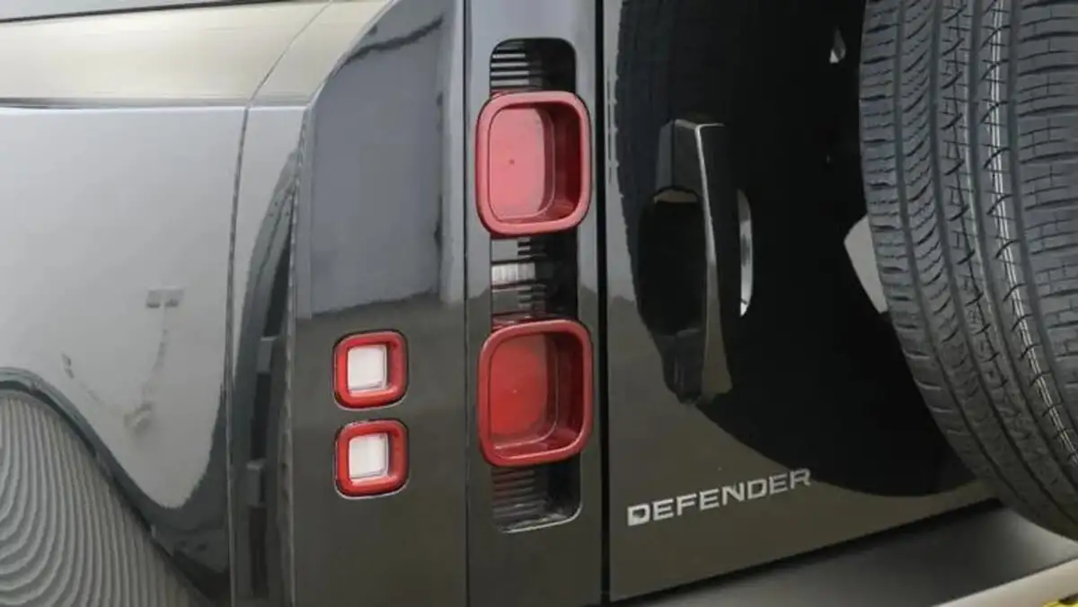 2023-land-rover-110-defender-30-d300-x-dynamic-hse-big-17