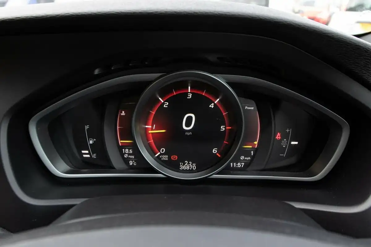 2019-volvo-v40-20td-d2-r-design-nav-plus-big-11