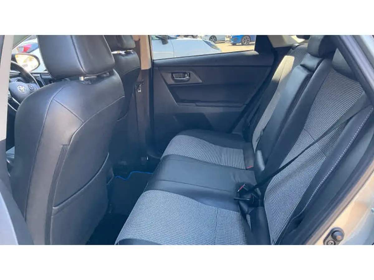 2016-toyota-auris-18-vvt-i-hsd-excel-leather-hatchback-big-15