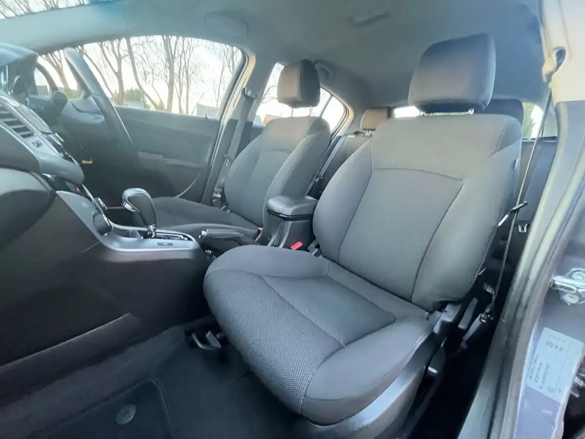 2012-chevrolet-cruze-18-ltz-auto-big-18