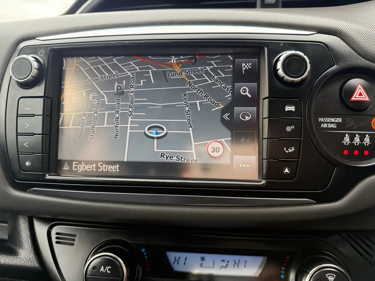 2016-toyota-yaris-15-vvt-i-design-bi-tone-hybrid-big-15