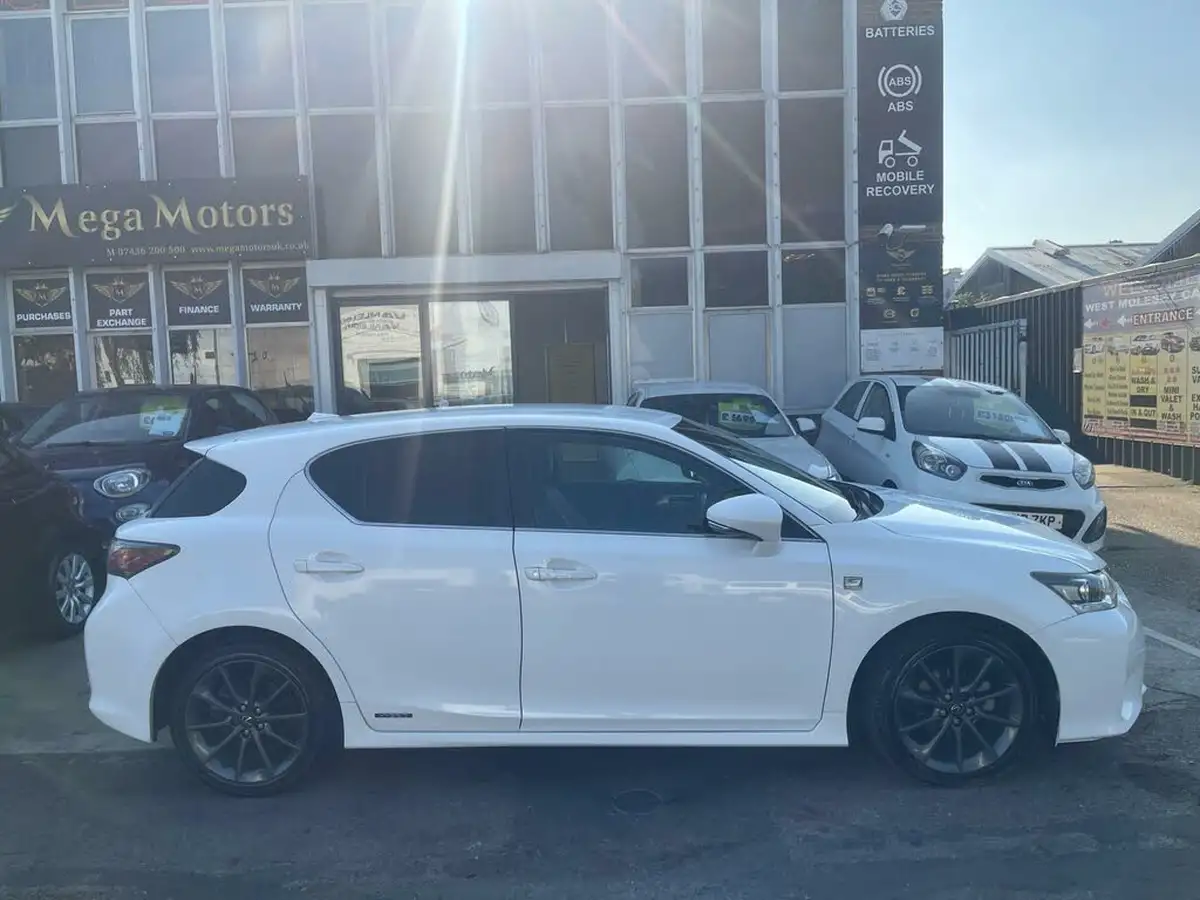 2013-lexus-ct-200h-18-f-sport-big-1