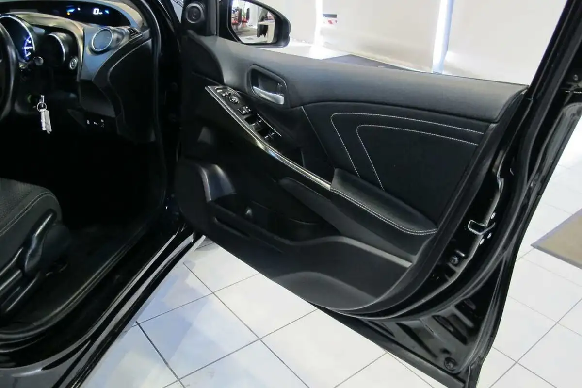 2016-honda-civic-14-i-vtec-se-plus-navi-big-16