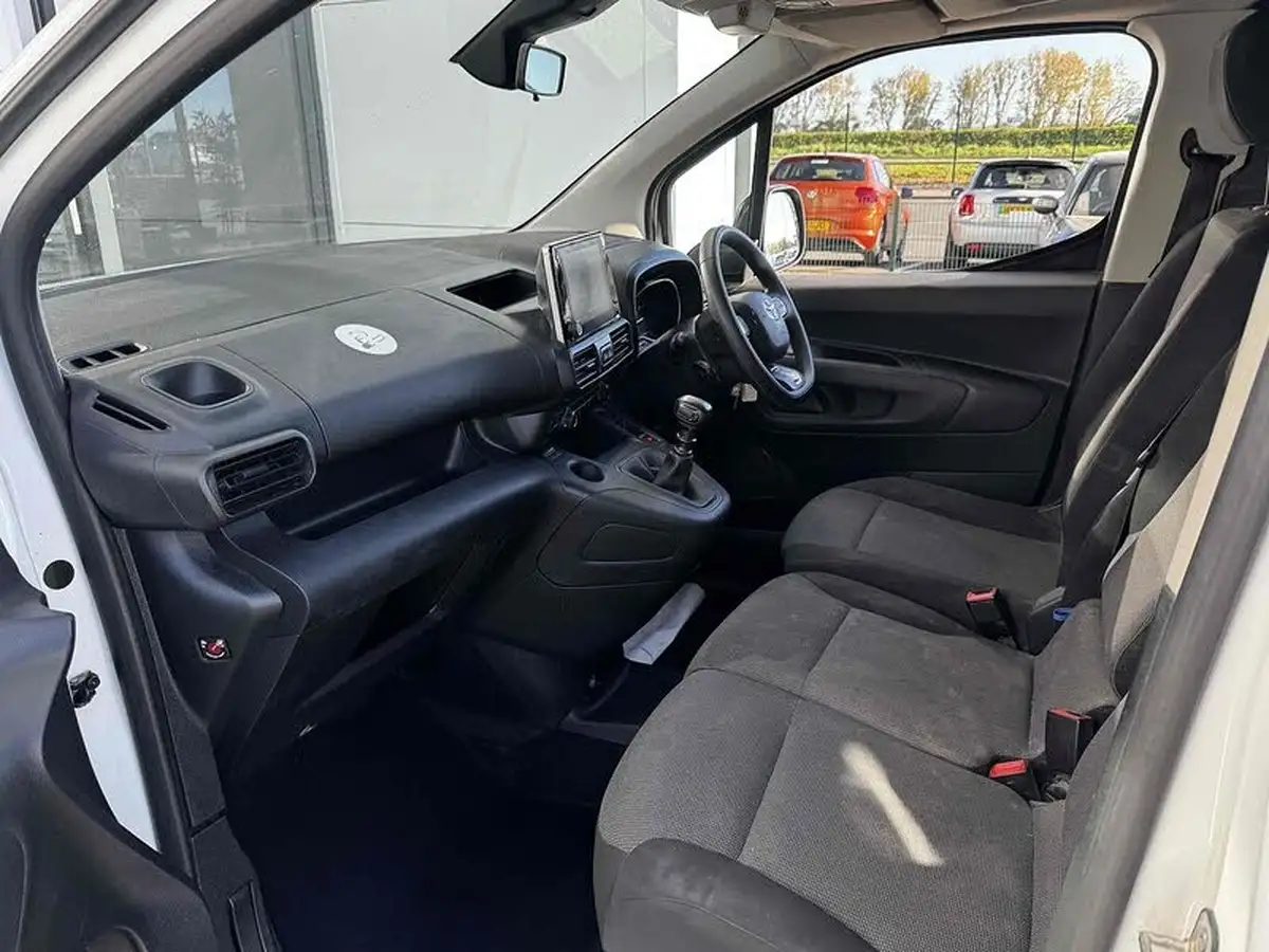 2022-toyota-proace-city-15d-icon-l2-big-23