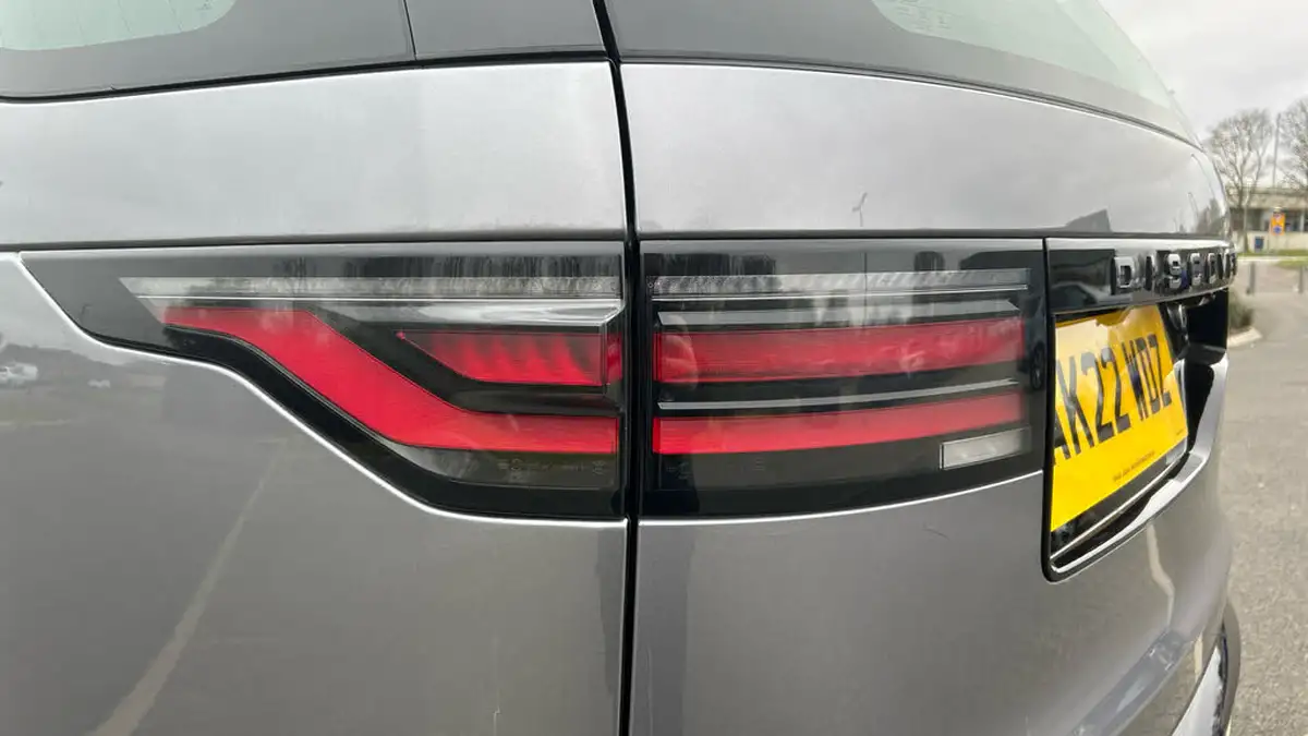 2022-land-rover-discovery-30-d300-r-dynamic-hse-big-18