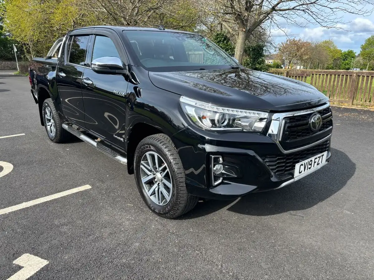 2018-toyota-hi-lux-24d-4d-invincible-at35-32t-auto-big-0