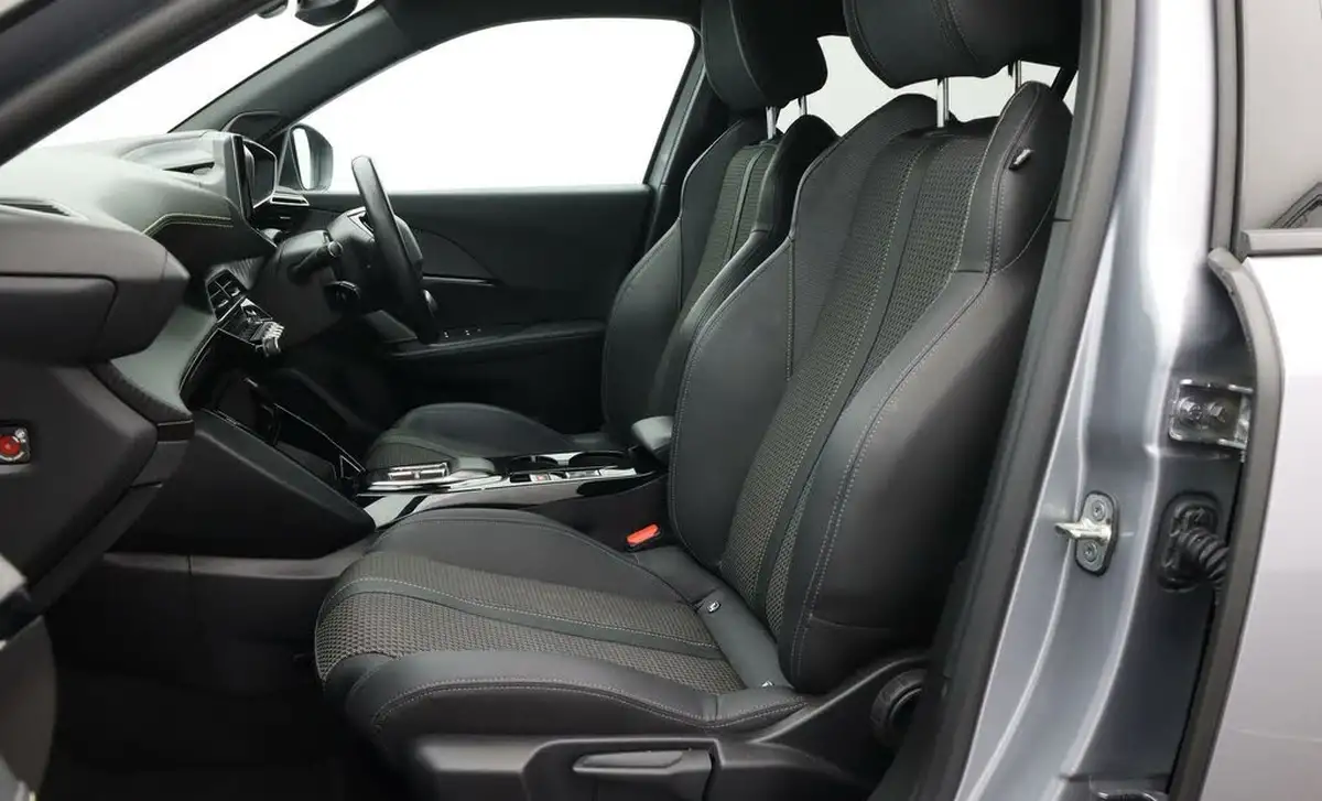 2023-peugeot-2008-suv-e-gt-136bhp-50kwh-station-wagon-big-14