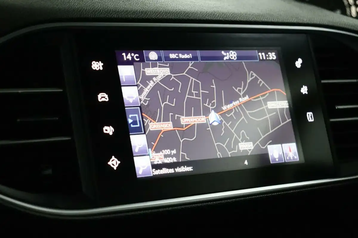 2016-peugeot-308-12-puretech-allure-130bhp-big-33