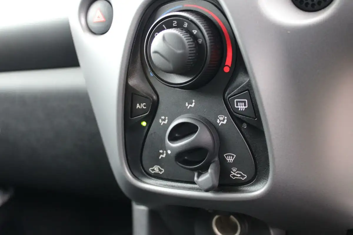2019-toyota-aygo-10-vvt-i-x-play-tss-x-shift-big-14