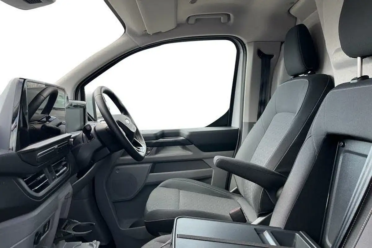 2024-ford-transit-custom-e-320-l1h1-limited-136ps-panel-van-big-8