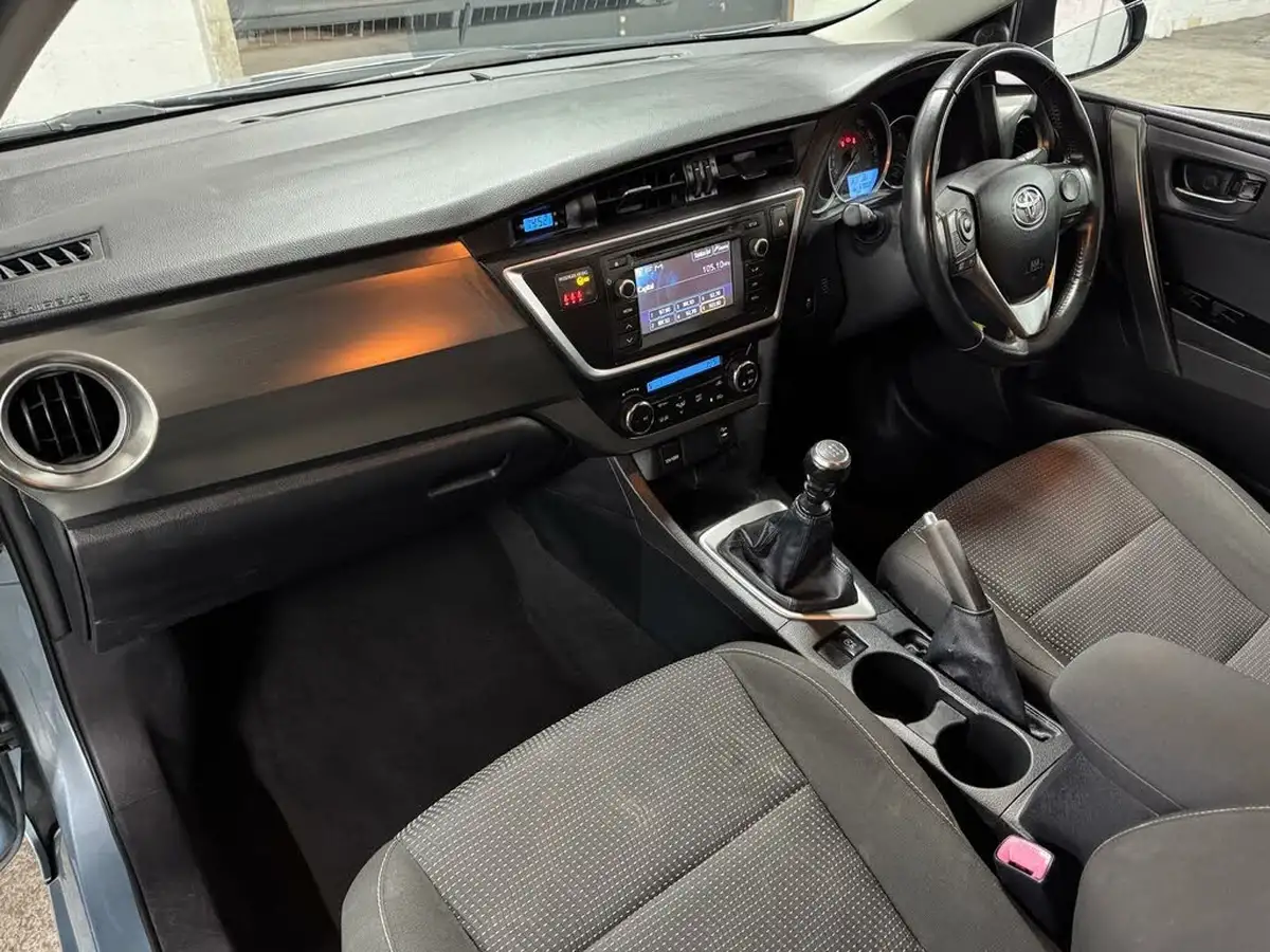 2013-toyota-auris-133-vvt-i-icon-hatchback-big-16