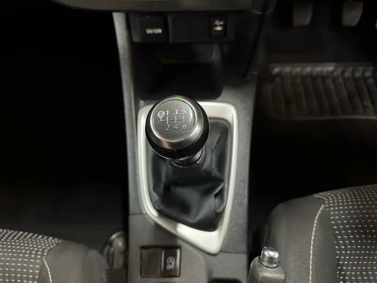 2013-toyota-auris-133-vvt-i-icon-hatchback-big-40
