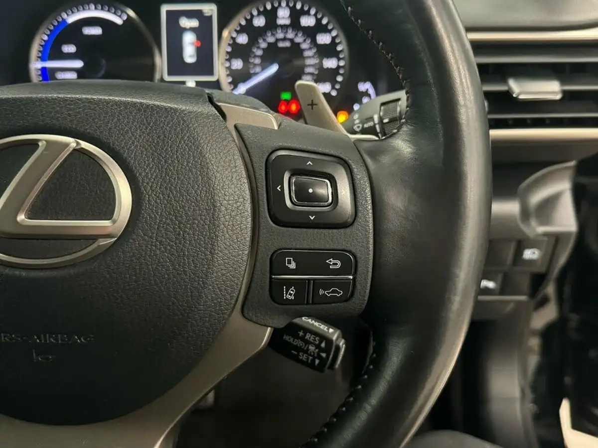 2019-lexus-is-300h-25-is-big-24