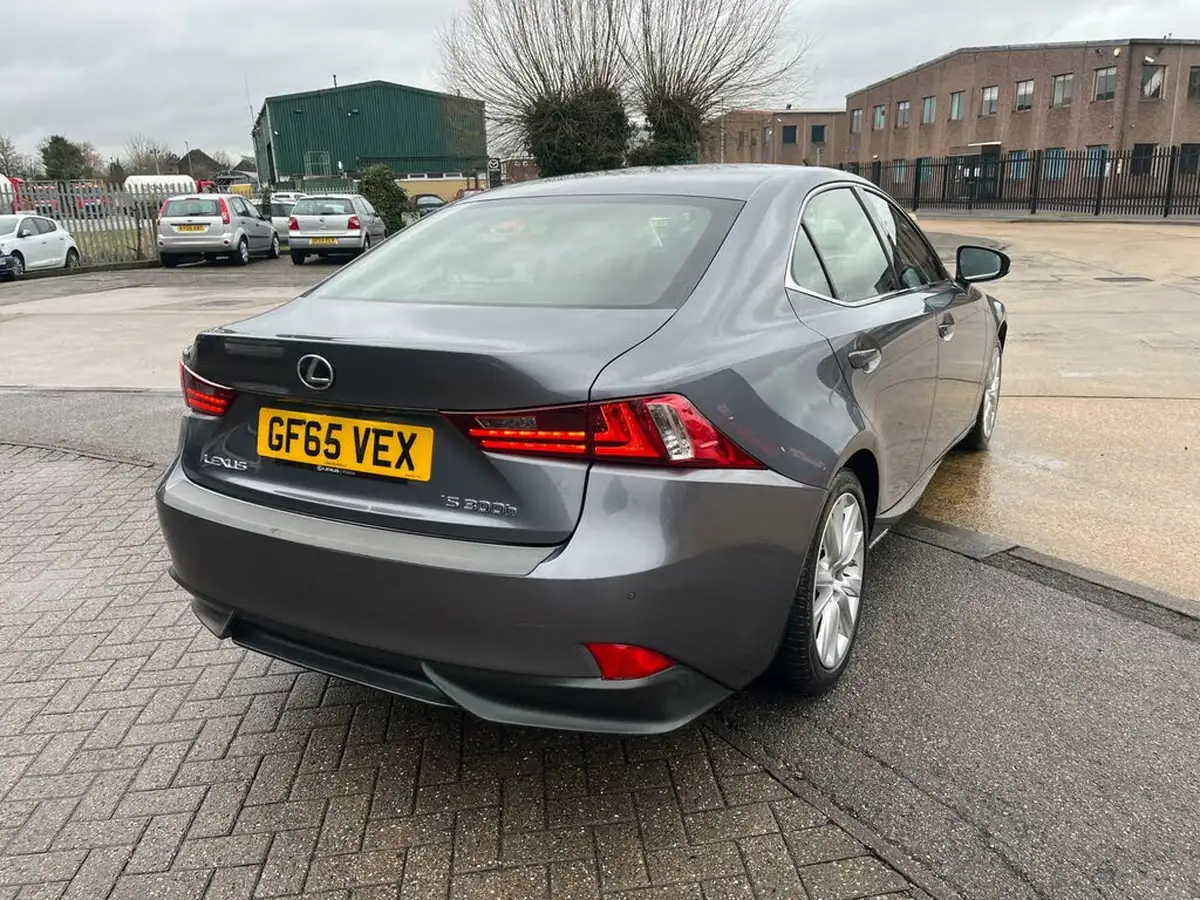 2015-lexus-is-300h-25-advance-big-5