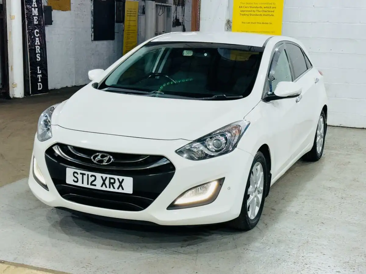 2012-hyundai-i30-16td-style-110ps-auto-big-2