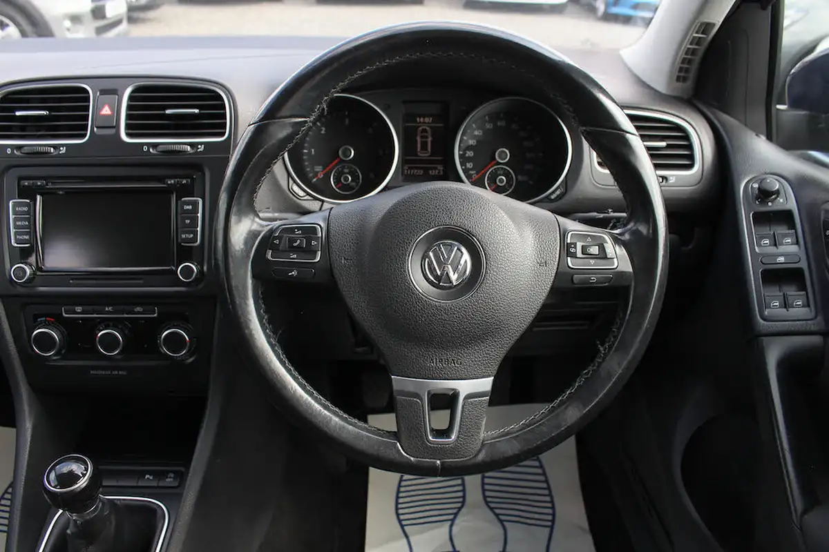 2012-volkswagen-golf-16td-blue-motion-match-5d-big-23