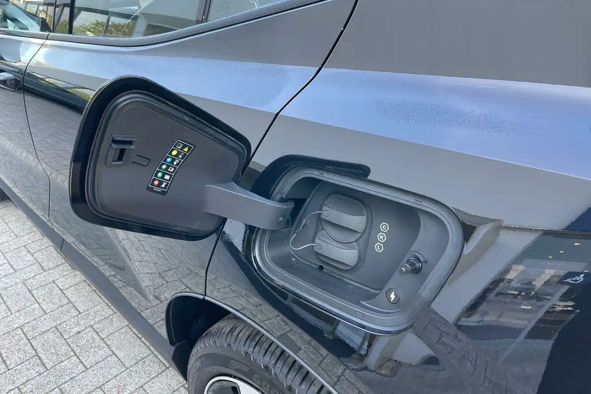 2025-volvo-ex30-e-single-motor-plus-extended-range-big-17