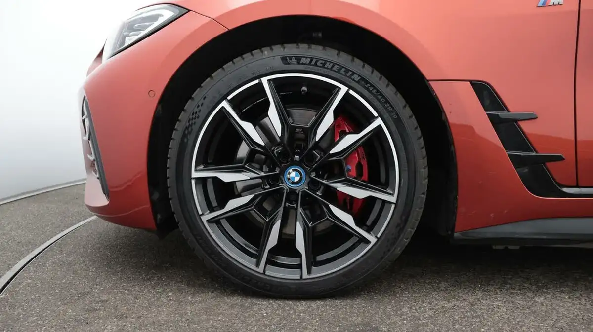 2022-bmw-i4-e-m50-big-18