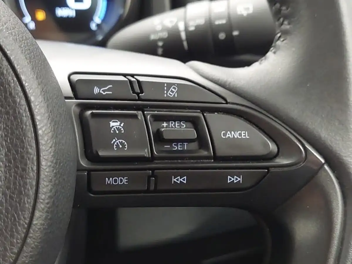 2023-mazda-mazda2-15-select-big-18