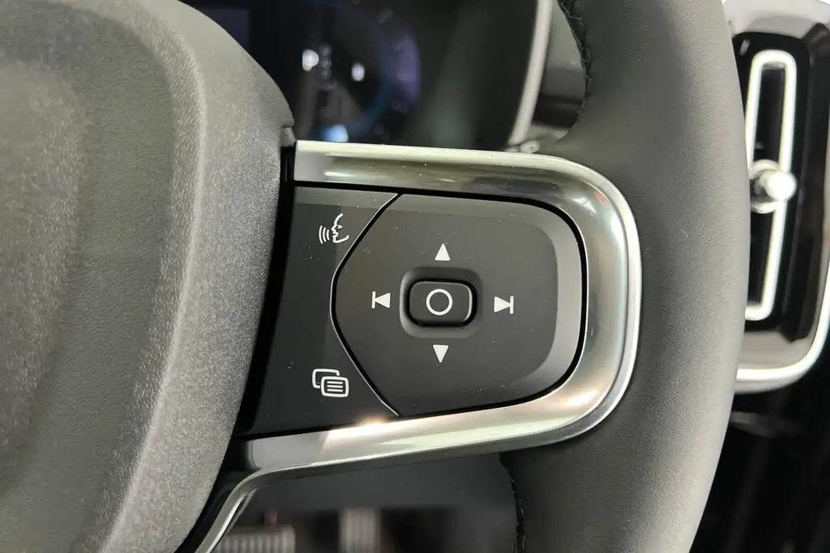 2024-volvo-xc40-20-b3-ultra-bright-big-11