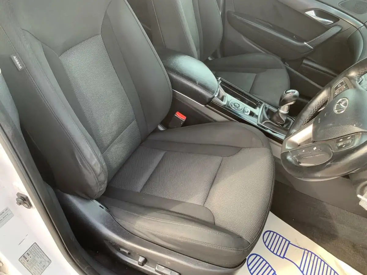 2016-hyundai-i40-17crdi-se-nav-141ps-estate-5d-big-22