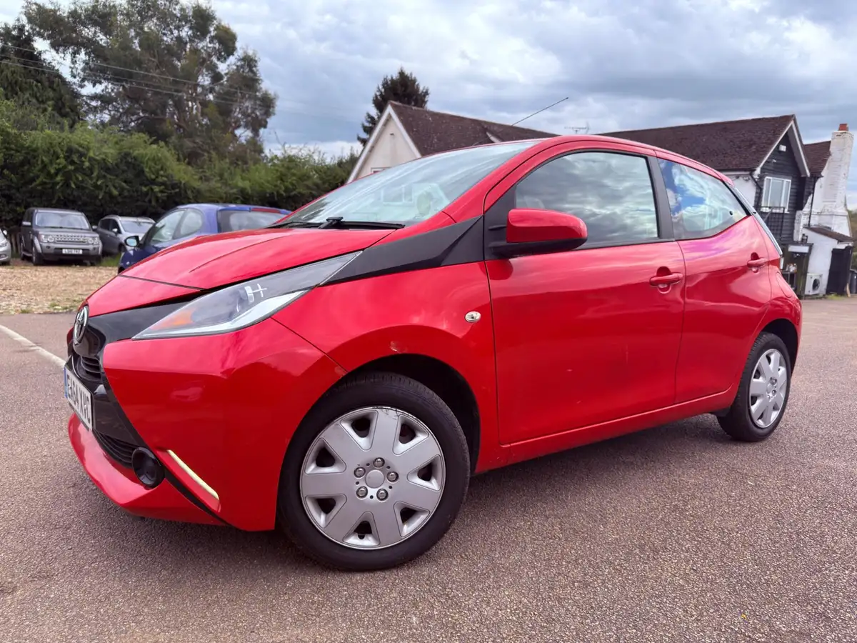 2015-toyota-aygo-10-vvt-i-x-play-5d-big-1