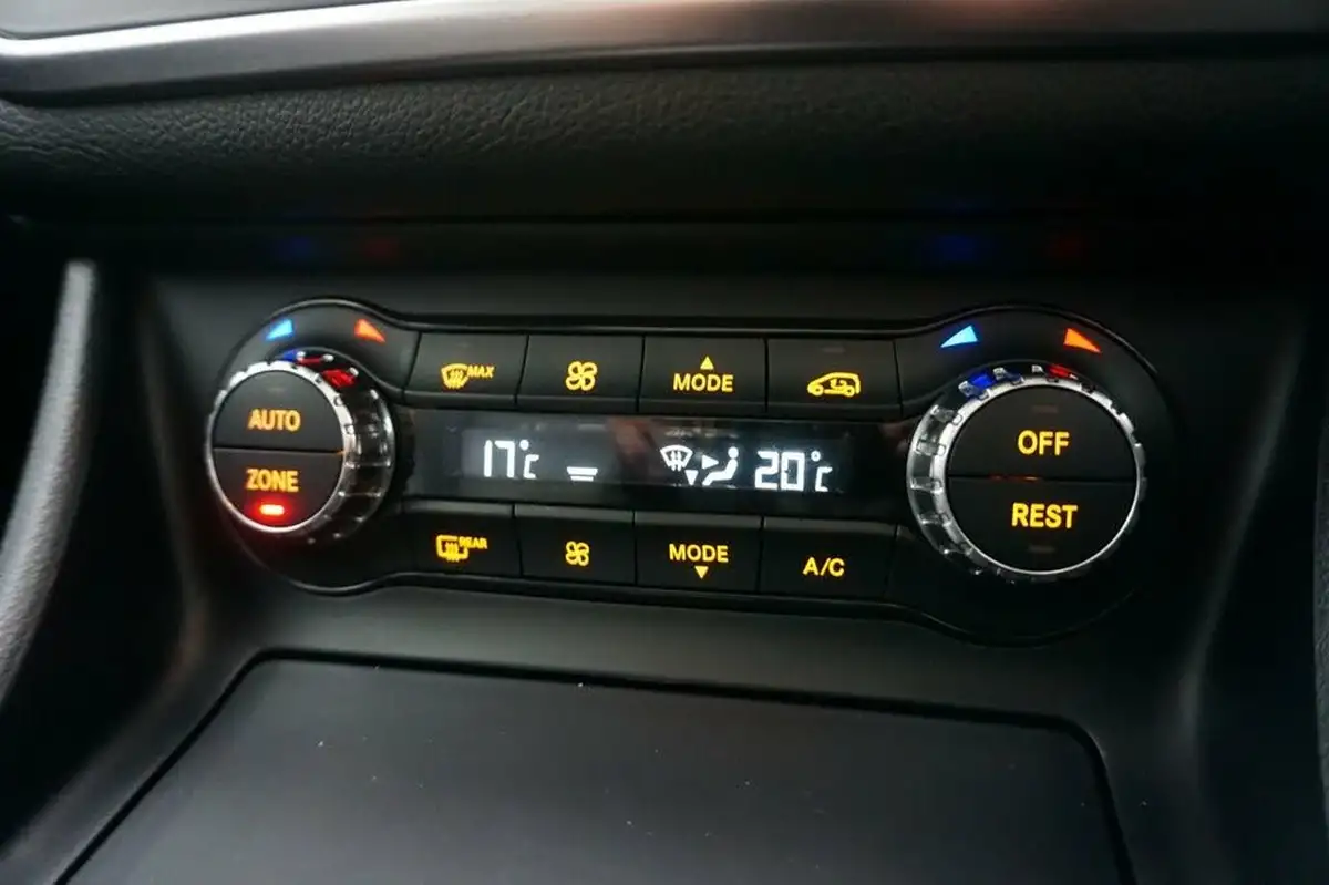 2015-mercedes-benz-gla-class-20-amg-line-premium-plus-big-36