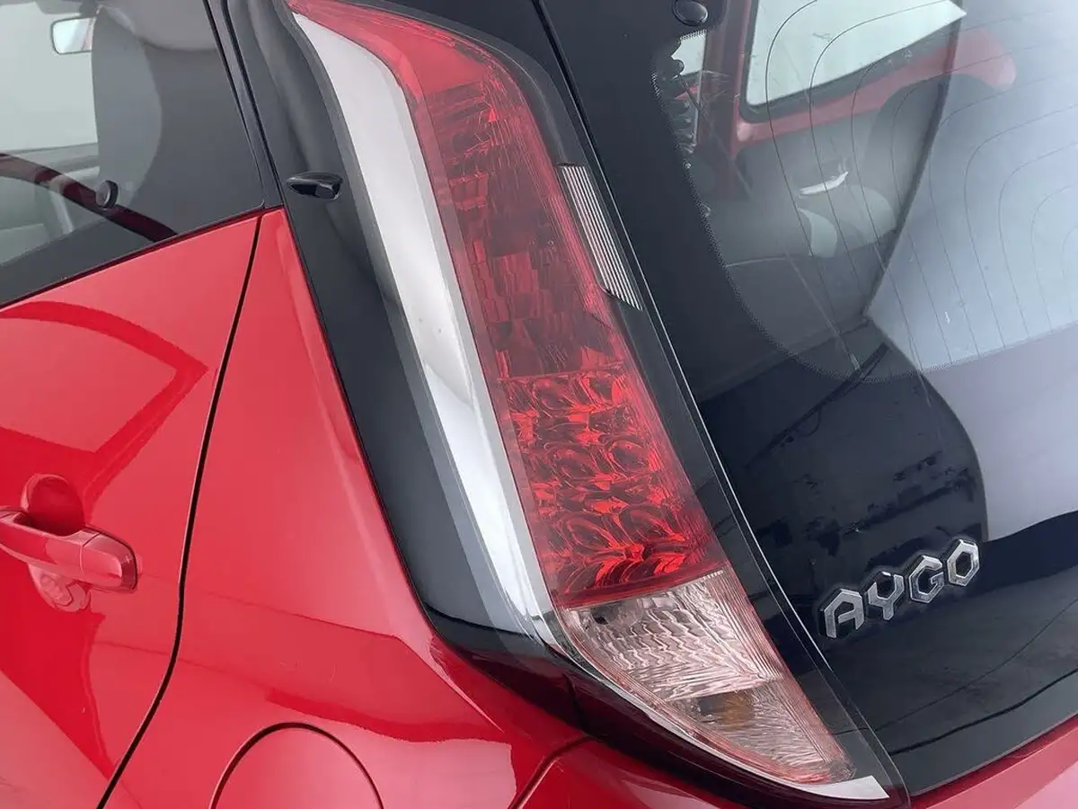 2017-toyota-aygo-10-vvt-i-x-play-71bhp-5d-big-12