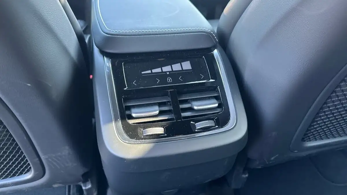 2025-volvo-xc60-20-b5-plus-black-edition-big-25