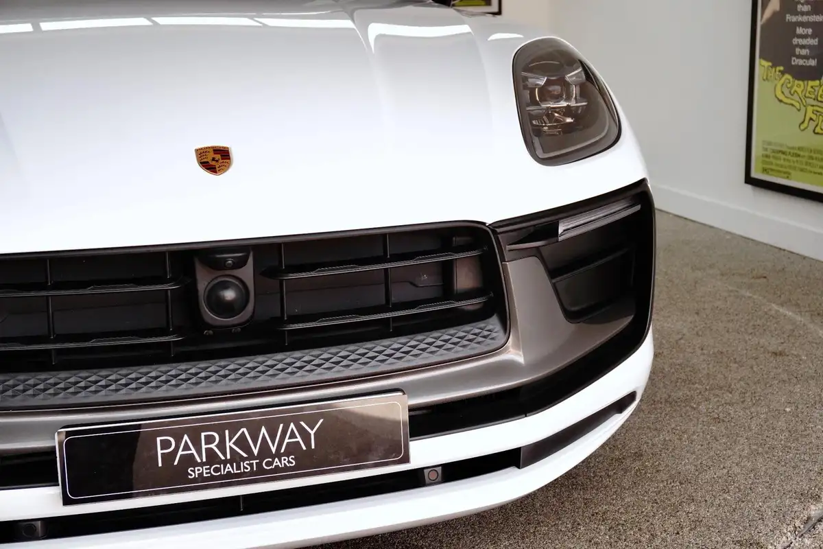 2022-porsche-macan-20-big-35