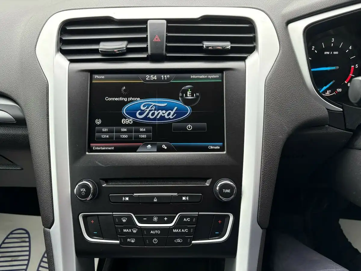 2015-ford-mondeo-15tdci-style-estate-big-18
