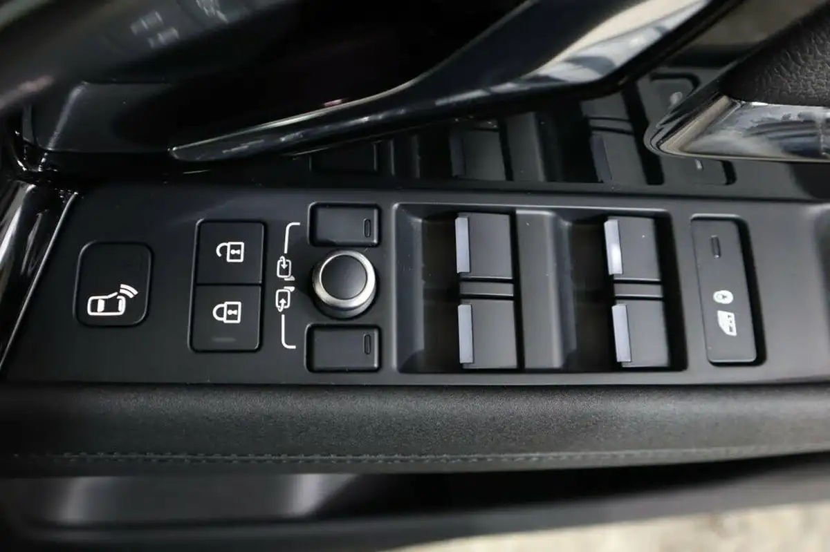 2022-land-rover-range-rover-evoque-15-p300e-r-dynamic-se-big-18