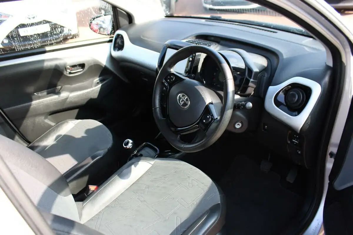 2016-toyota-aygo-10-vvt-i-x-pression-5d-x-shift-big-8