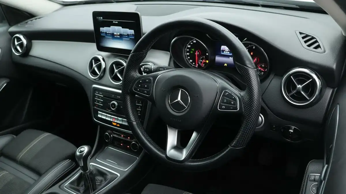 2019-mercedes-benz-gla-class-16-gla-180-urban-edition-ss-big-9
